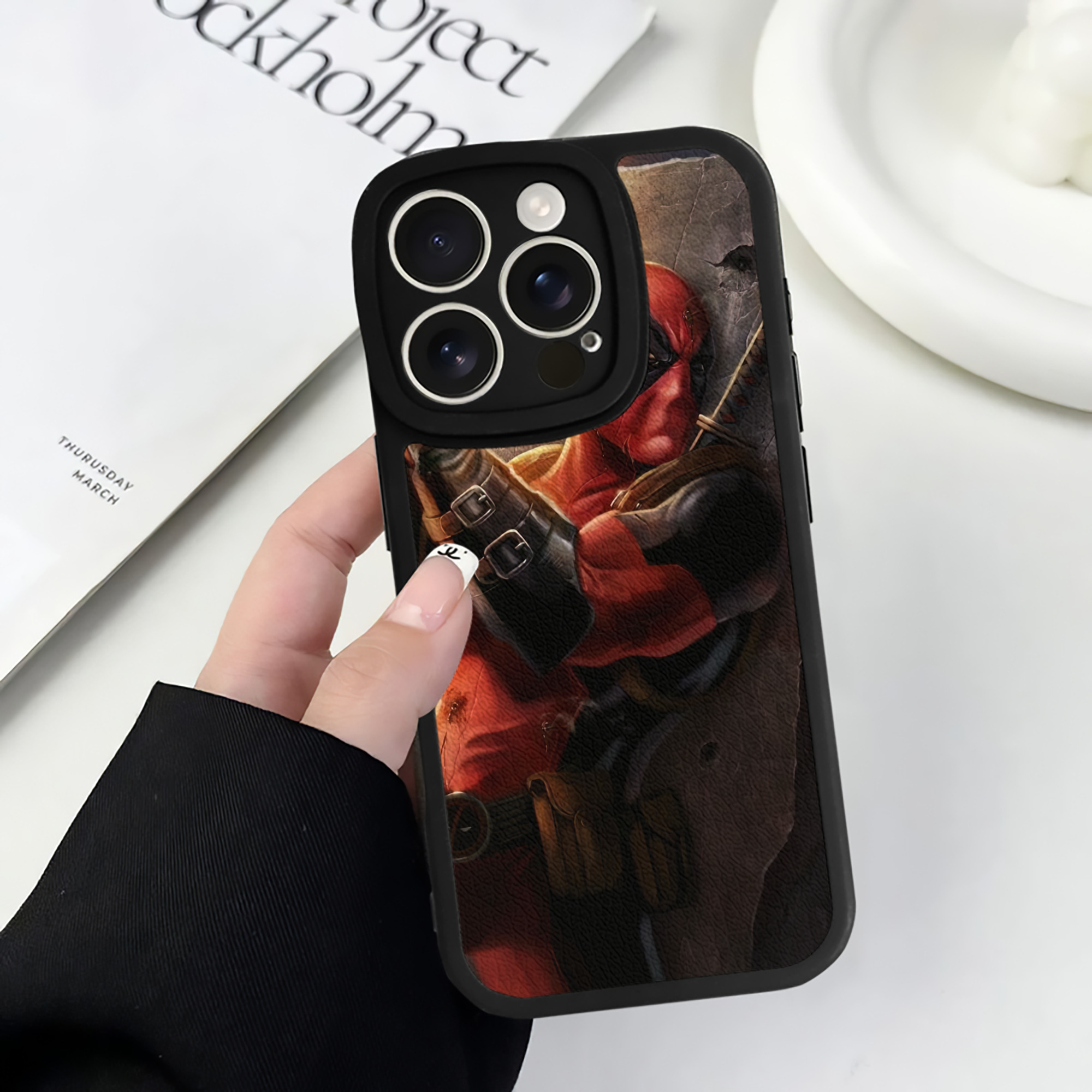 （画像用） Deadpool デッドプール 【iPhone 16シリーズ対応】シリコンスマホケース（レザー調） 材質：シリコン